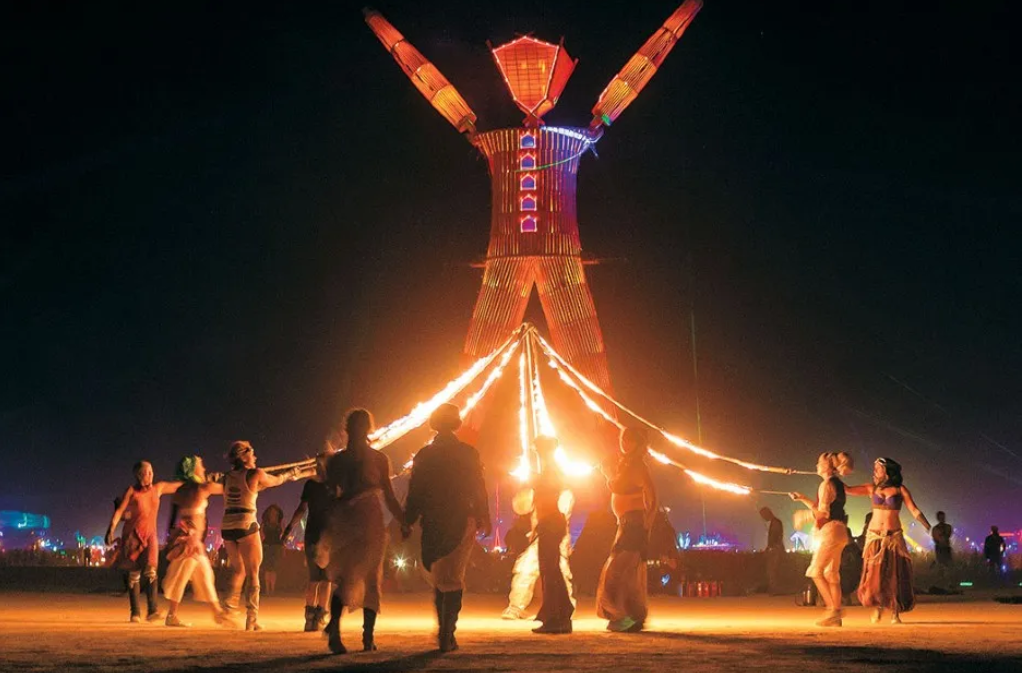 El 28 de agosto inició el emblemático festival Burning Man en el desierto de Nevada. 9 días de arte, música, delirio y sueños lúcidos desconectados de la "civilización" del mundo moderno. El tema especial de este año se titula: Waking Dreams.
