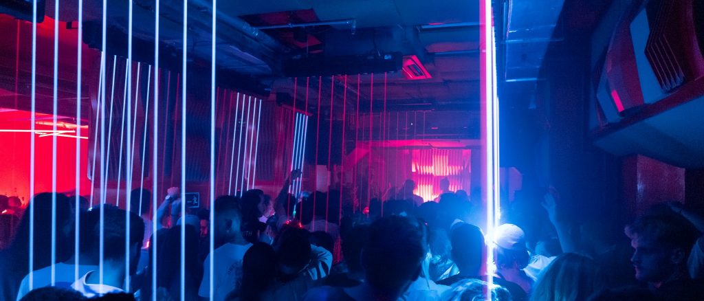 In the heart of Barcelona, Les Enfants Brillants emerges as a club that stands out for its intimate atmosphere and sound quality accompanied by a hi-fi experience designed for the passionate.