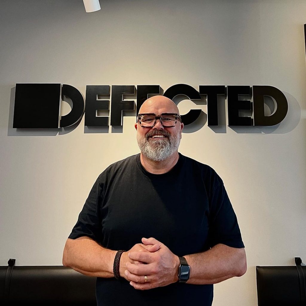 Recientemente, Simon Dunmore, el fundador del legendario sello de música House, anunció su despedida como CEO de los reconocidos sellos Defected Records y Glitterbox.