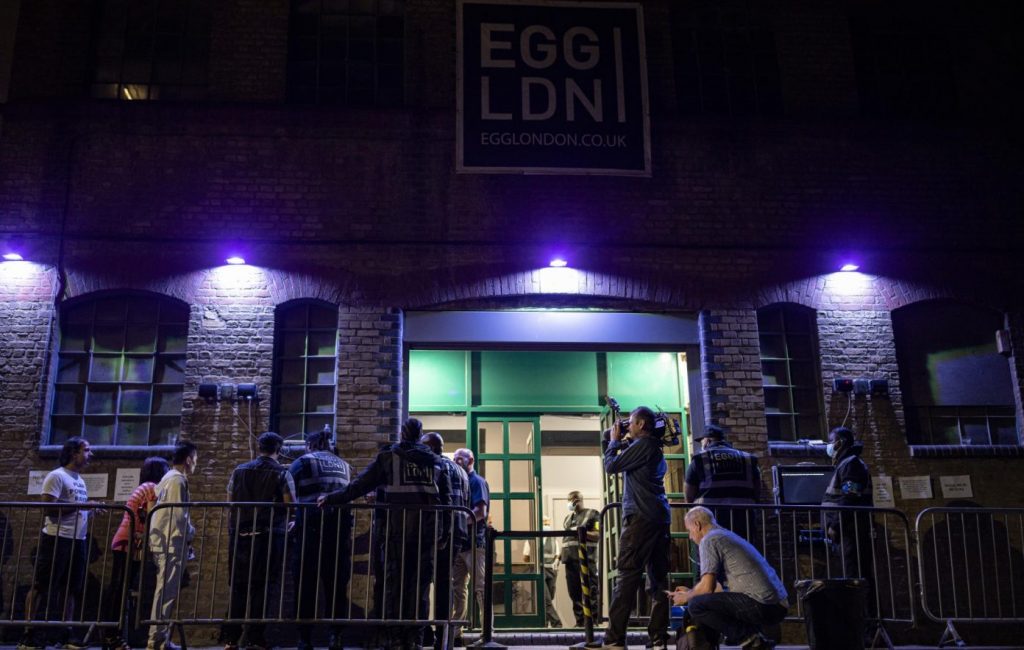 Egg LDN es un club de estilo almacén victoriano en Kings Cross con una variedad de espacios interiores y exteriores junto con una licencia de 24 horas para fiestas electrónicas.