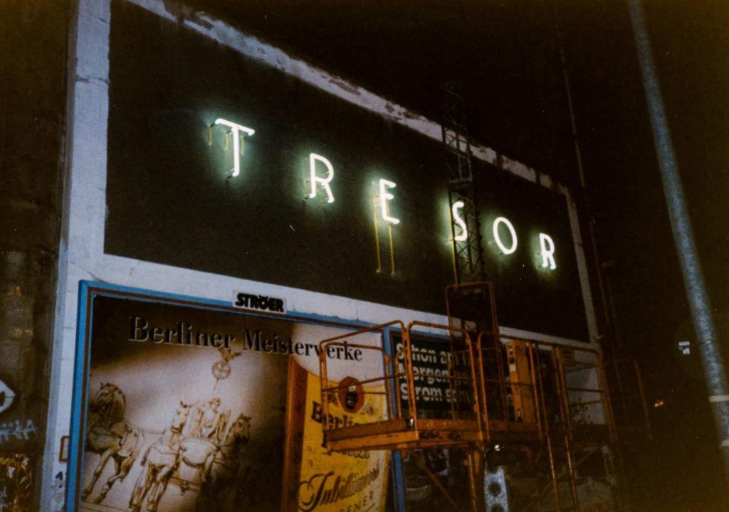 Tresor es un club nocturno de techno en Berlín. De origen underground, hoy en día es considerado como uno de los clubs más icónicos en la cultura techno.