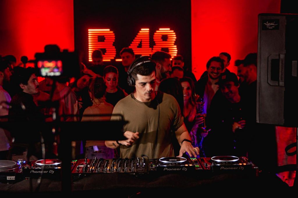 Nacido en Tenerife, Ivan Aka VanLah es un artista oriundo de Tenerife radicado en Barcelona, inspirado por los sonidos y paisajes sonoros del Minimal Deep Tech.