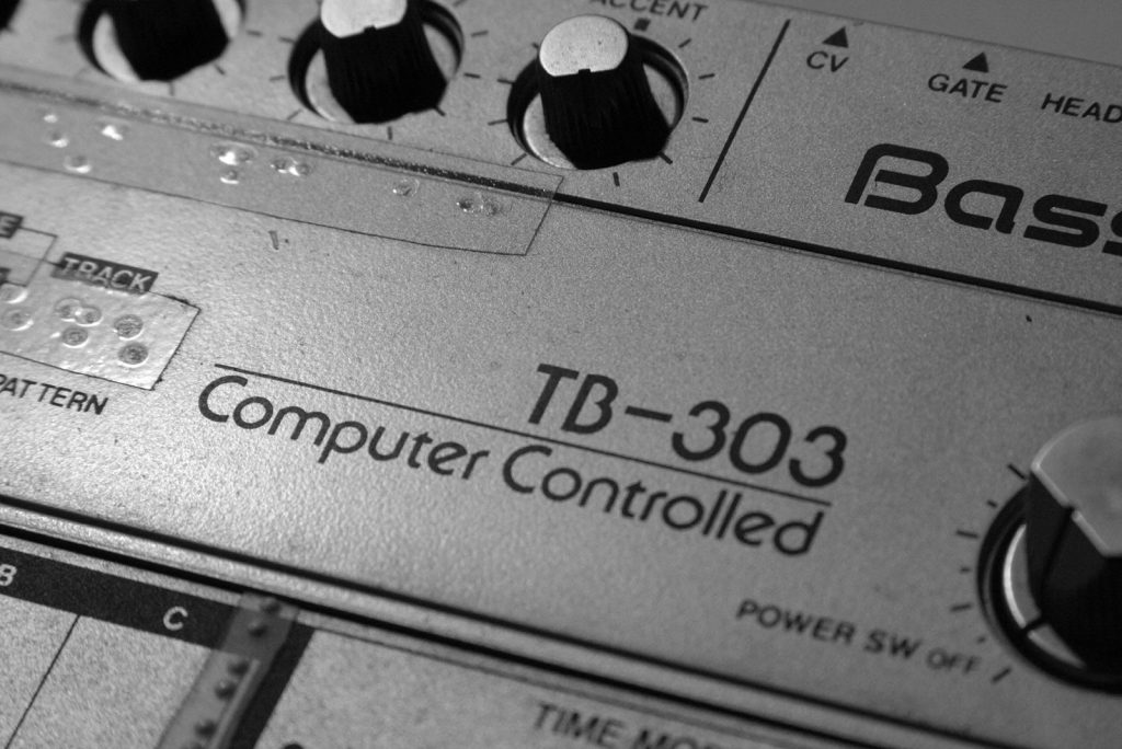 Hoy, 3 de marzo, se celebra el icónico día del sintetizador Roland TB-303.
